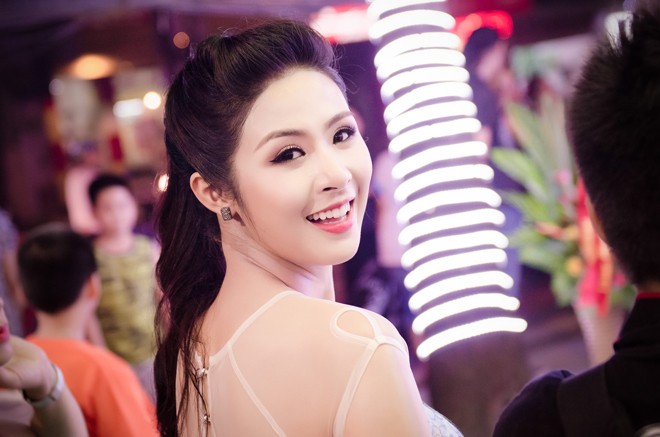 Ngọc Hân đọ vai trần trắng muốt bên Thúy Hằng - ảnh 11